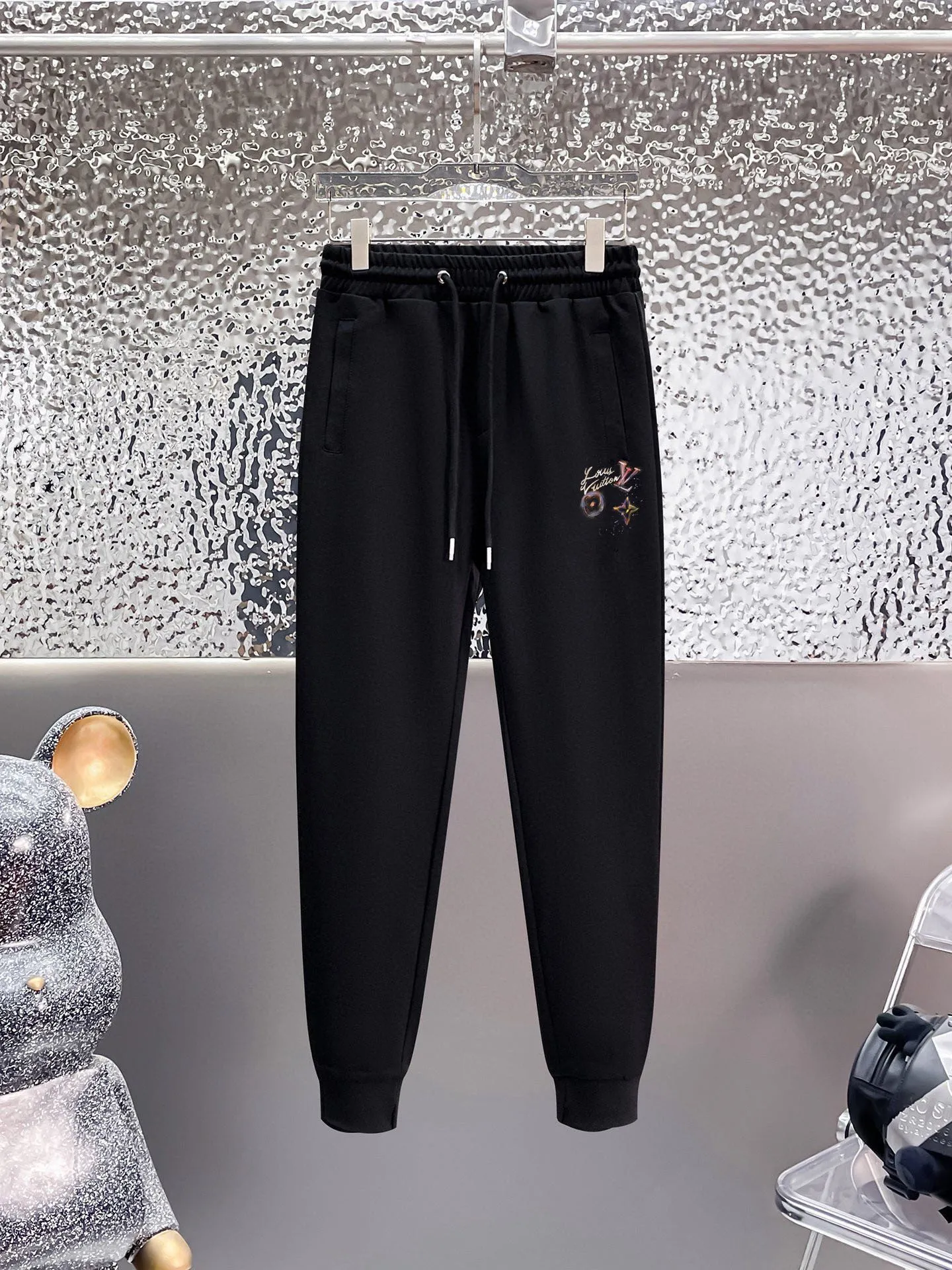 🅿️420 [LV Louis Vuitton] (Fat Man Gospel) hot-selling suit is coming. Focus on the original version of the official website. 2025 new hot-selling cardigan sweater suit. The original order is the best. 🇭🇰The meticulous work of top designers is dedicated to a fitting and perfect upper body effect. All-natural high-quality Roman cotton 100%, close-fitting comfort, noble and elegant! Original hardware embodies elegance and nobility! Counter size: M-5XL (maximum wear up to 220 pounds)
